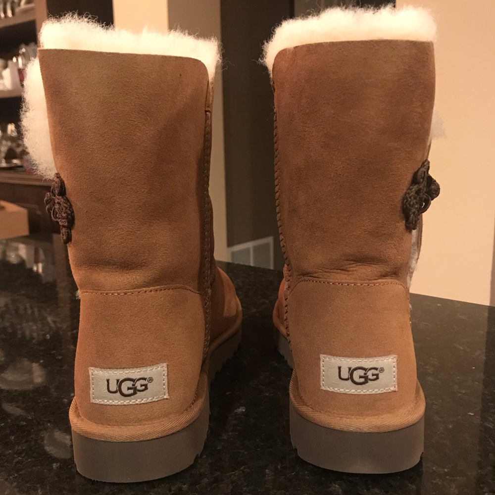 New UGG Mariko Boots, Short Chestnut UGGs, 8 & 9 - Picture 3 of 8